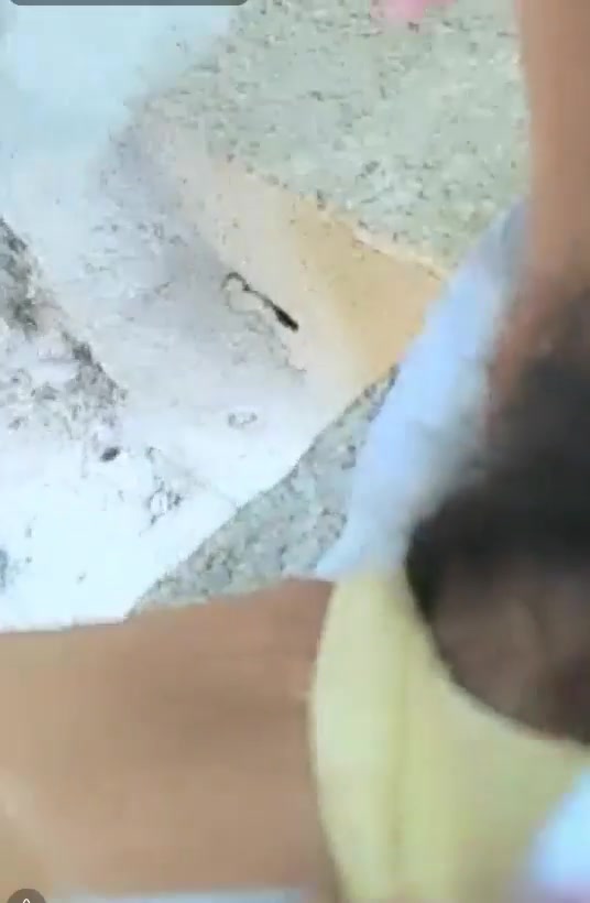 让人想不到样子清纯的妹子居然在公园色诱个老头到厕所调教舔逼喝尿吮脚趾看大爷那表情我也是醉了