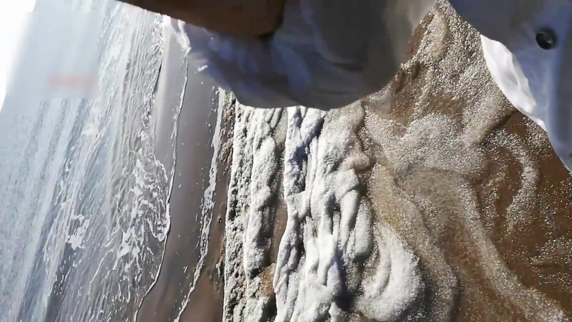 沿海某学院学生妹和男友海滩激情野战 脱掉内裤翘美臀后入直接无套插入爆操 国语对白 跪舔口爆 高清1080P版