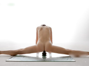 两姐妹享受超大号假屌自慰 无毛粉嫩阴道近距离特写 视觉冲击你的神经